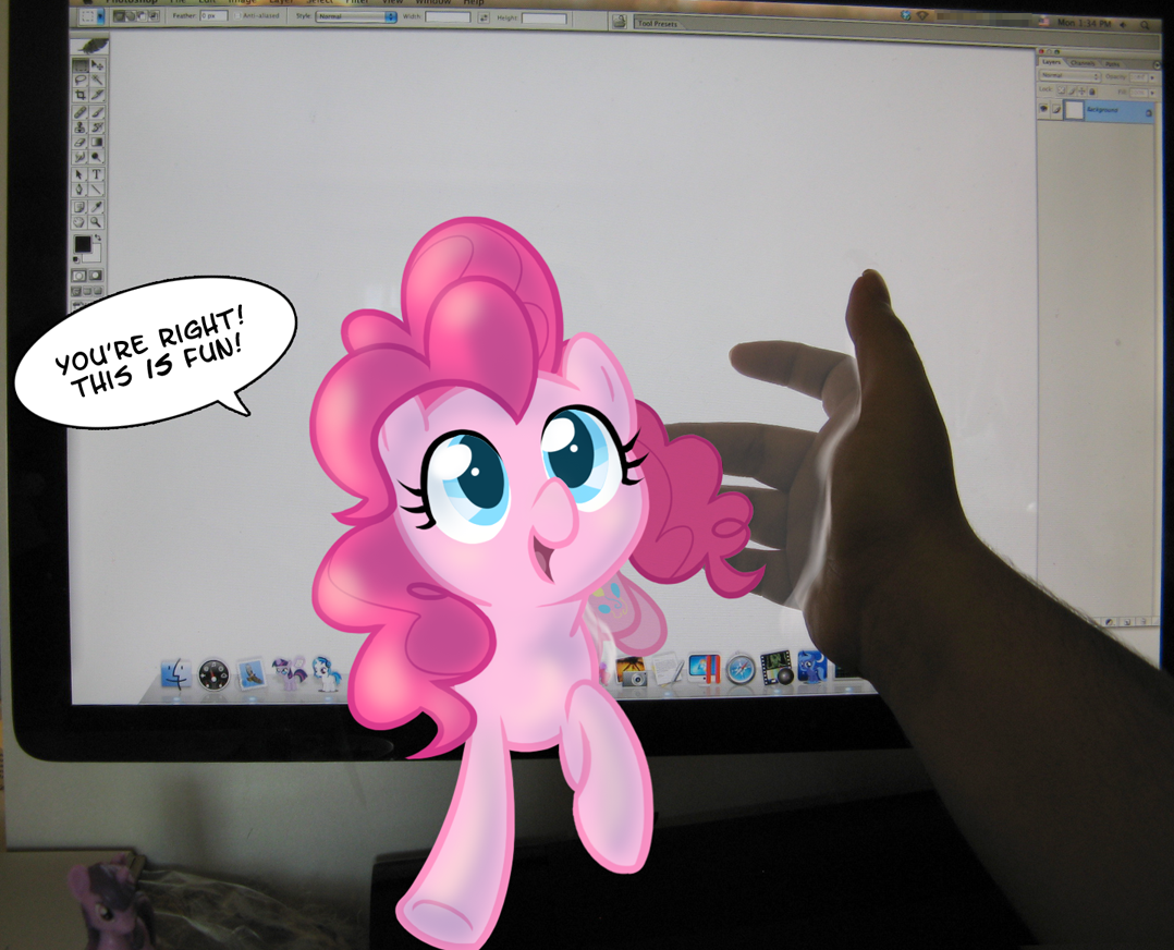 My little pony theme. Пони Пинки Пай в мониторе. Пинки Пай мемы. Розовый пони Мем. Пинки Пай смотрит в экран.